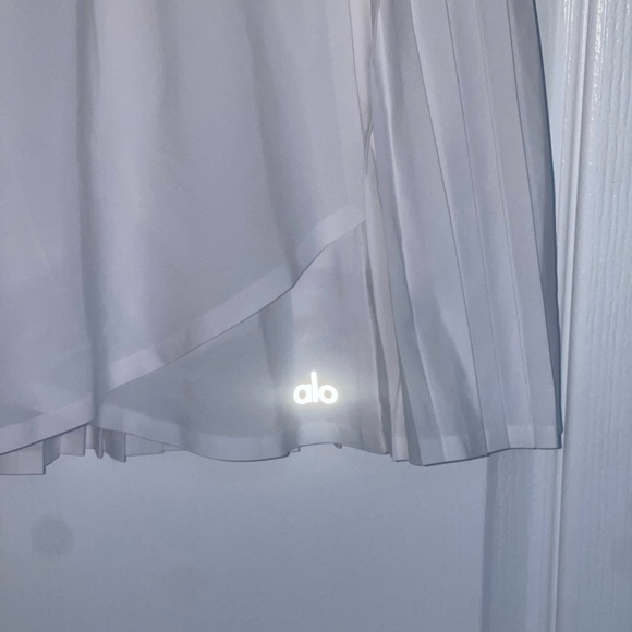 ALO YOGA Aces White Pleated Tennis Skirt $74 Logo Band Reflective Logo Medium - Picture 4 of 8